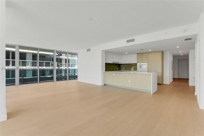 Building Photo - 9221 E Bay Harbor Dr