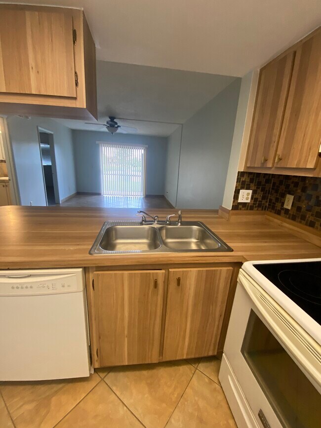 Building Photo - 1806 University Ln