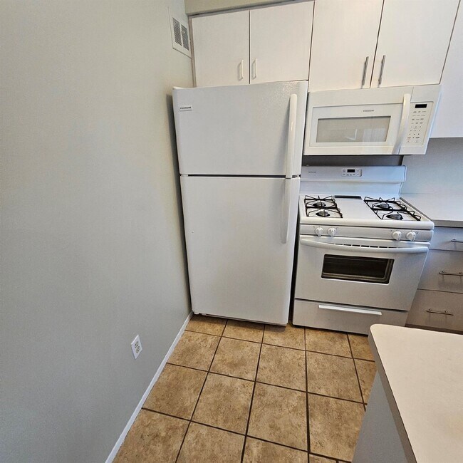 Foto del edificio - 2 Bedroom Ranch Condo w/ Finished Basement. Corner Unit, Spacious Bedrooms