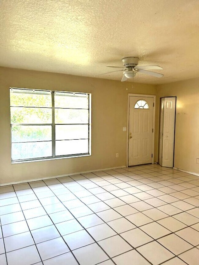 Building Photo - 820 Oak Manor Dr