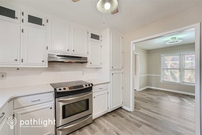Foto del edificio - 1366 Oleander Drive Sw, Lilburn, GA, 30047