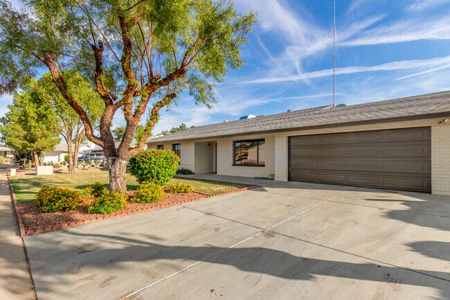 Building Photo - 4717 E Willow Ave
