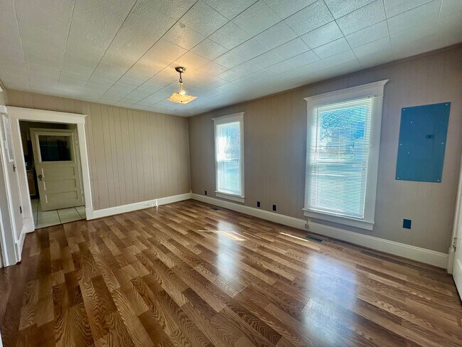 Foto del edificio - Peteyboy Properties LLC-437 W Jackson A &amp; B