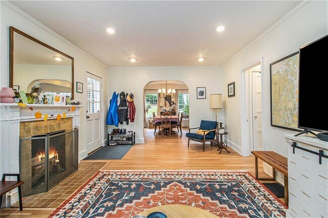 Foto del edificio - 942 Eulalia Rd NE