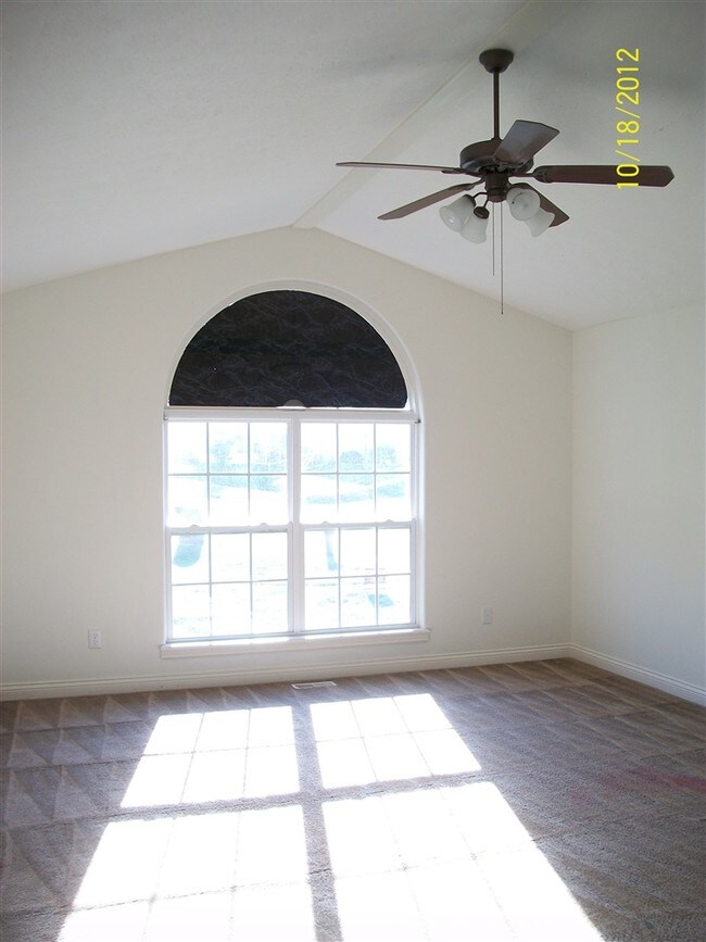 Building Photo - 105 Aster Dr