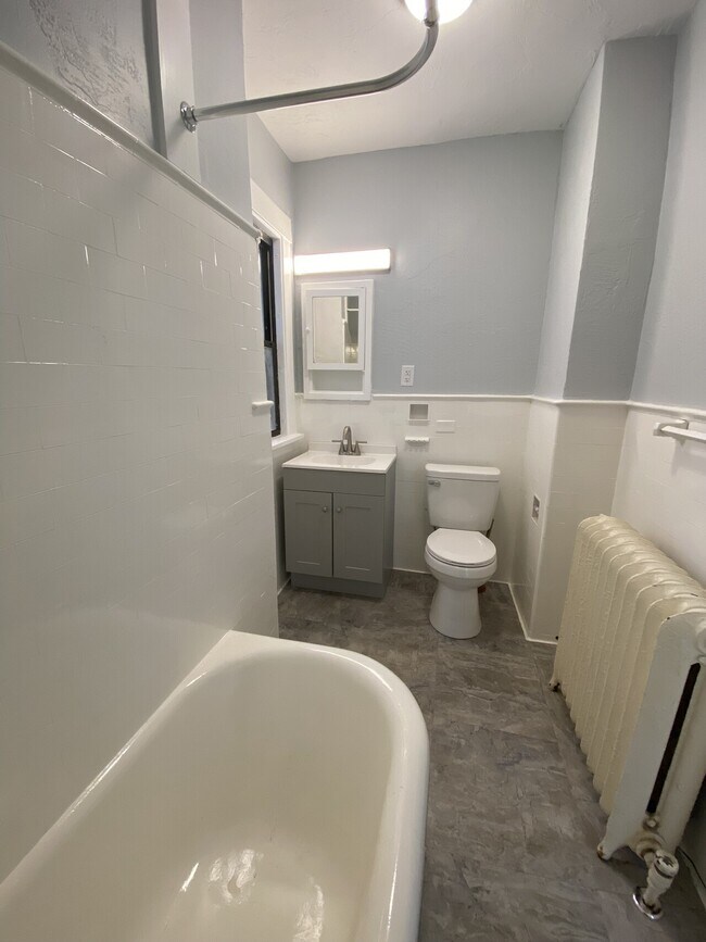 Building Photo - Broadway - 2816 - (Units I - L)