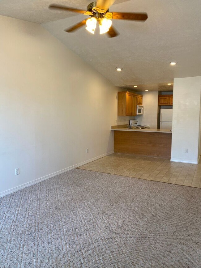 Foto del edificio - 2 Bed, 1 Bath Rocky Mountain Townhome w/ Garage & In-Unit Laundry
