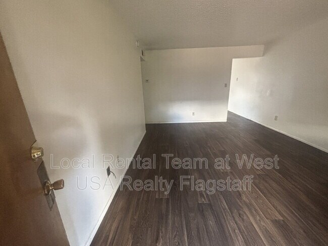 Building Photo - 2219 E Dortha Ave