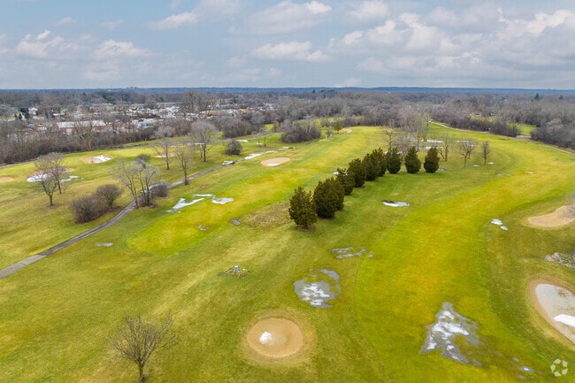 Palos Hills Municipal Golf Course has bent-grass fairways and 45 well-placed bunkers.
