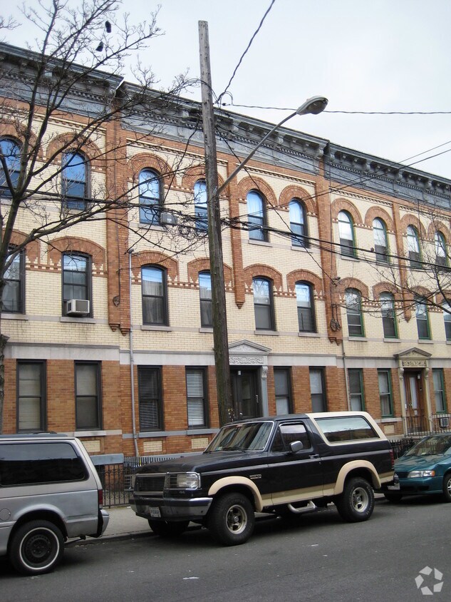 Building Photo - 18-88 Cornelia St