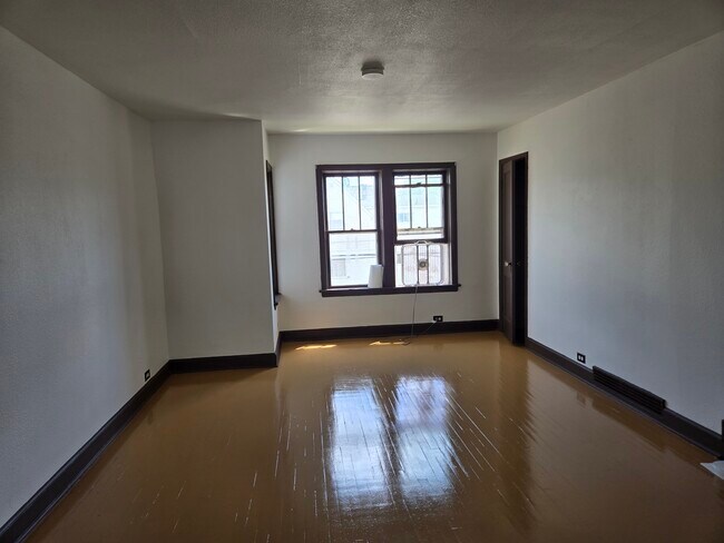 Building Photo - 1101 6th St W