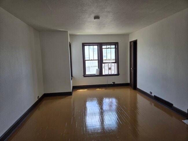 Building Photo - 1101 6th St W