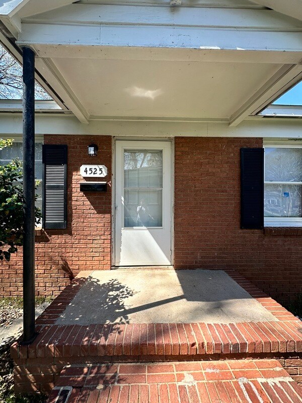 Primary Photo - 4525 Wildwood Ave