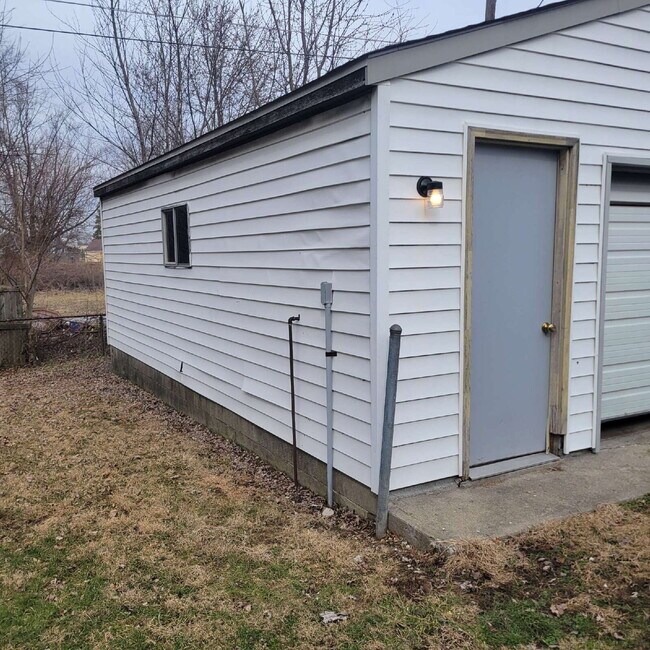 Building Photo - 3 Bedroom with detached garage