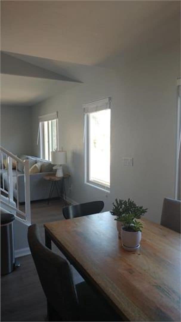 Building Photo - Beautiful 2 bedroom, 2 bath town house wit...