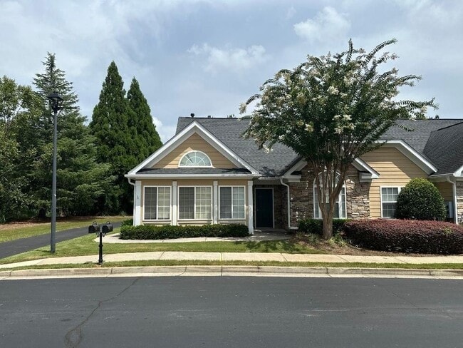 Building Photo - 3204 Village Ln