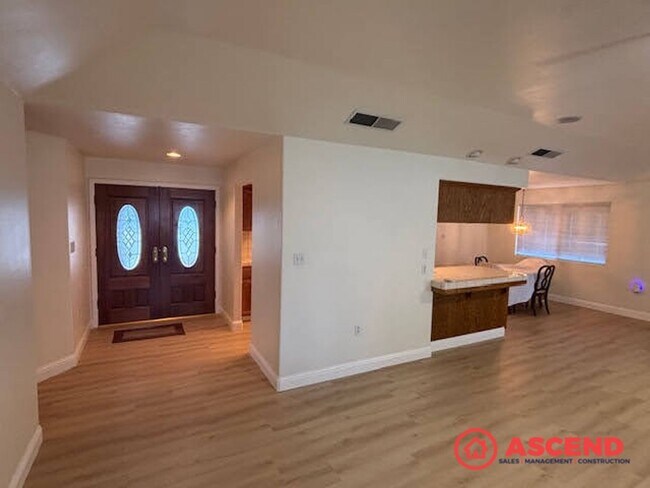 Building Photo - Spacious 3 Bed / 2 Bath with Fireplace, Garage & Gardener Included