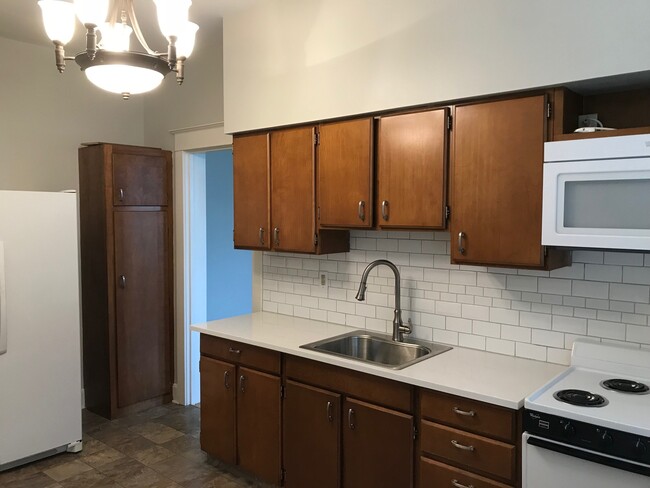 Building Photo - 417 N Durkee St