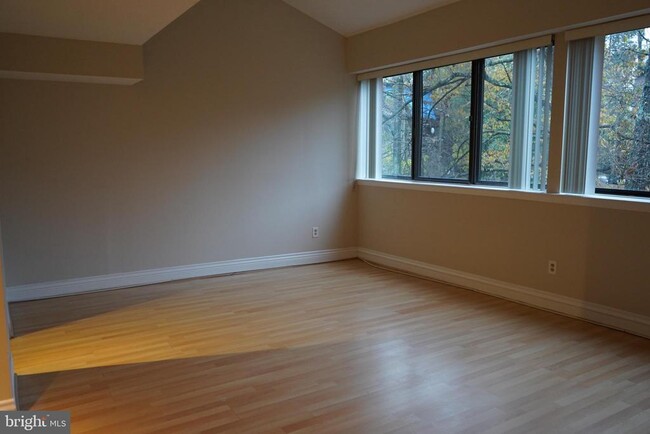 Foto del edificio - 11224 Chestnut Grove Square