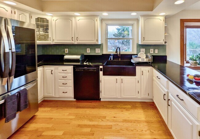 Foto del edificio - Furnished 3-Bedroom Home Near Darden - UVA