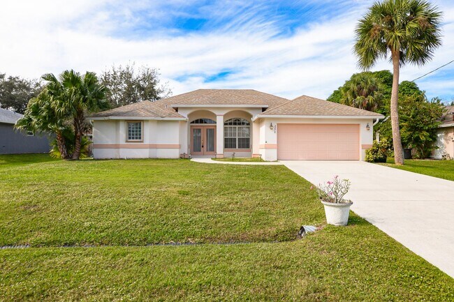 Building Photo - Gorgeous 3 bedroom, 2 bathroom Pool Home