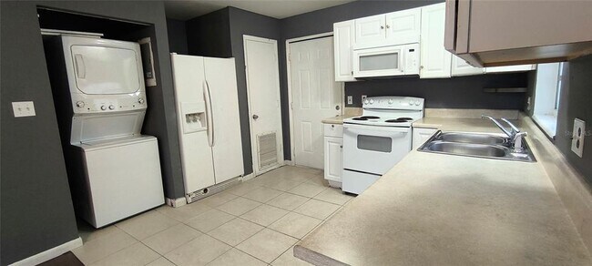 Building Photo - 2640 SW 31st Pl