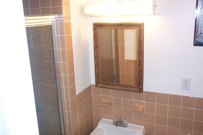 Master bath with toilet, sink and shower - 424 Carpenter Avenue