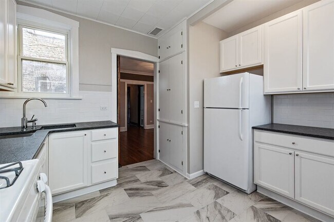 Building Photo - 4230 N Ashland Ave