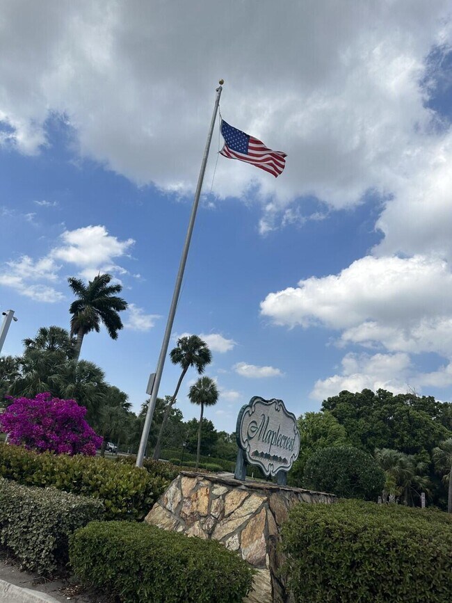 Foto del edificio - 65 Maplecrest Cir