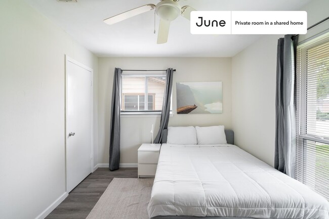 Foto del edificio - Private bedroom in 3 bed/1.5 bath Home