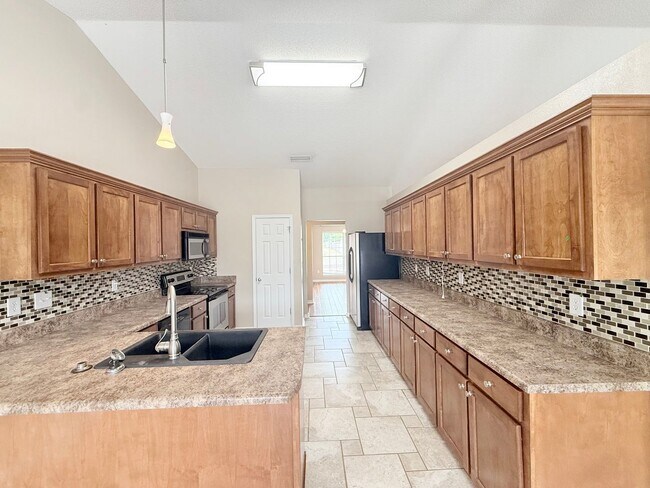 Foto del edificio - Spacious 4-Bedroom All Brick Home