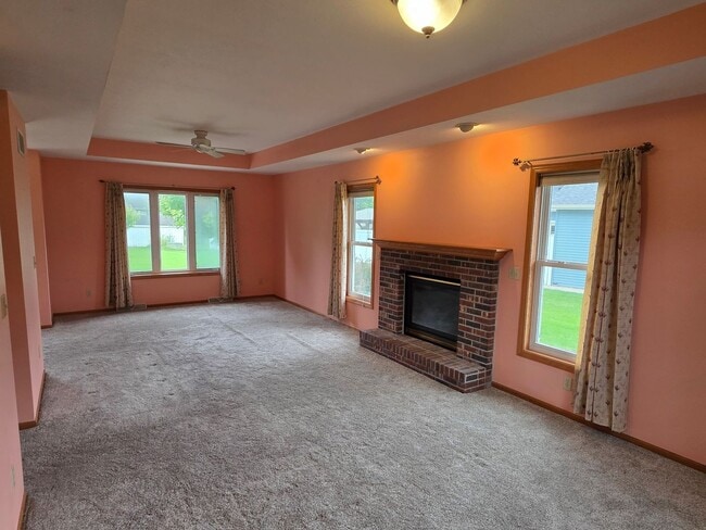 Building Photo - Waukesha 3 bedroom home