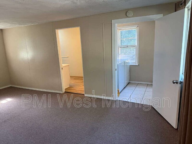Building Photo - 538 Spencer St NE