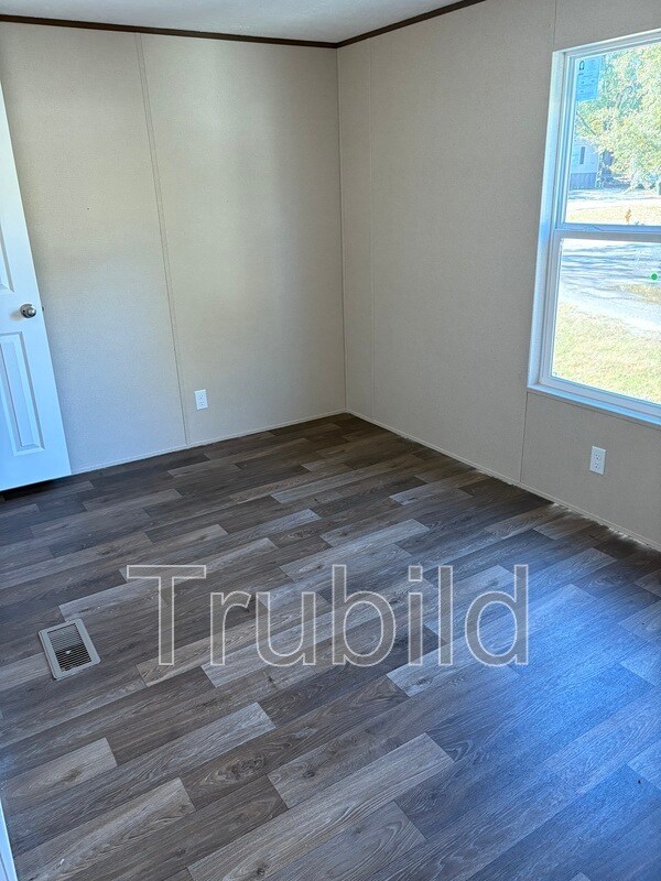 Foto del edificio - 650 Strange Rd