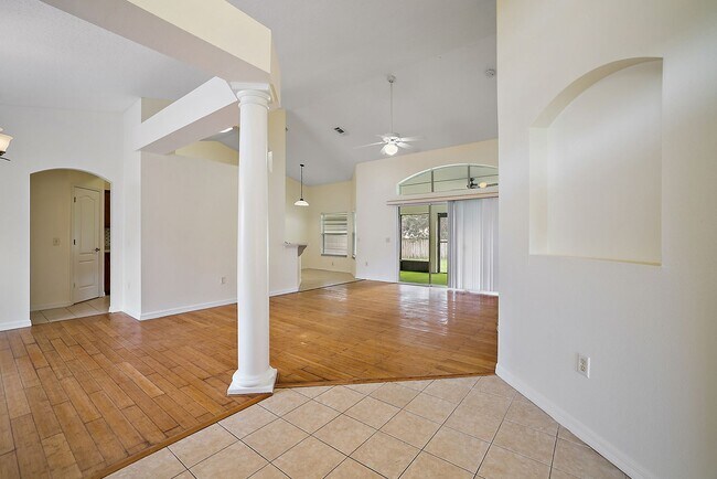 Building Photo - 3 bed, 2 bath 2 car garage w/ bonus room
