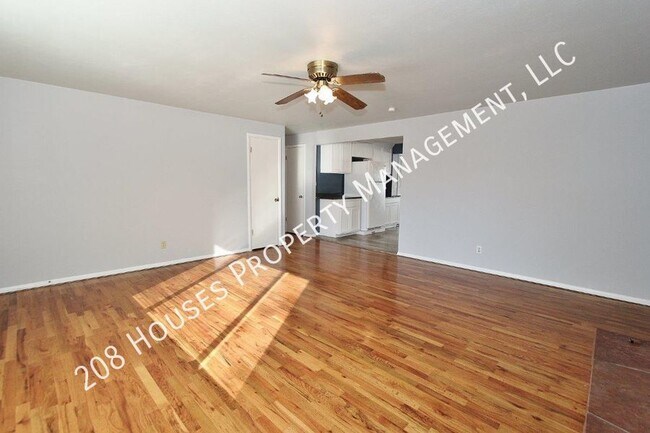 Building Photo - Charming Home in Quiet Neighborhood