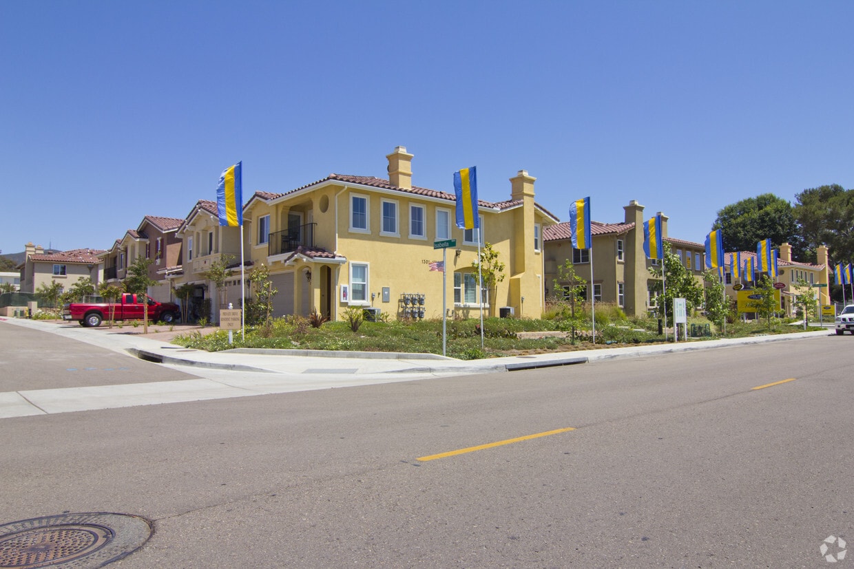 Building Photo - 1375 Oak Dr