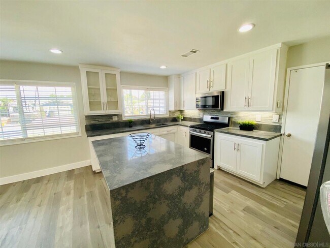 Foto del edificio - Spacious, Updated 3 BD, 2 BA Home in Sante...