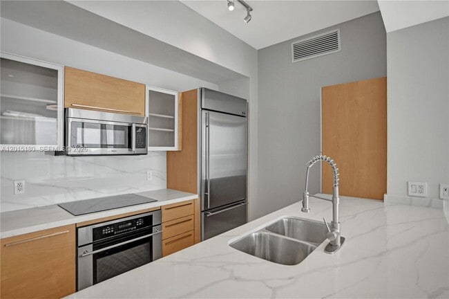 Building Photo - 950 Brickell Bay Dr