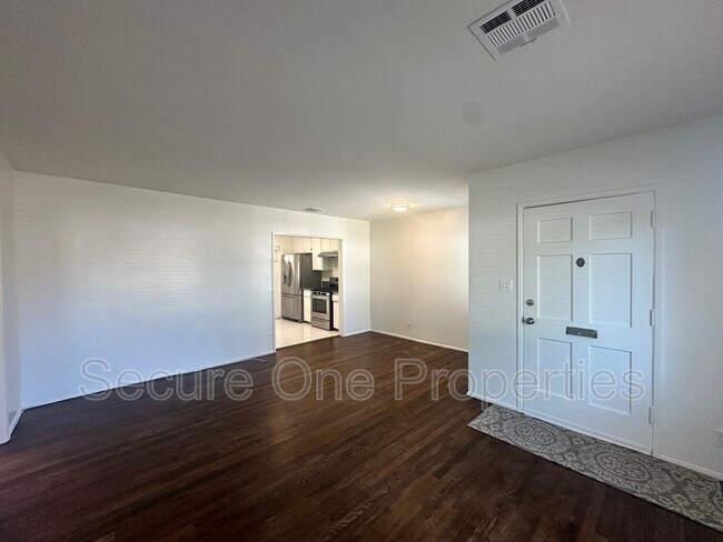 Building Photo - 5904 Jamieson Ave