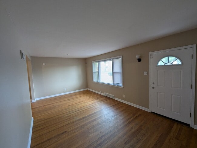 Building Photo - Your Perfect Home Awaits — Cozy, Updated, ...