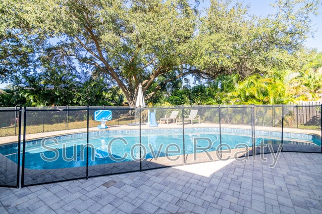 Photo - 915 Woodleaf Way House