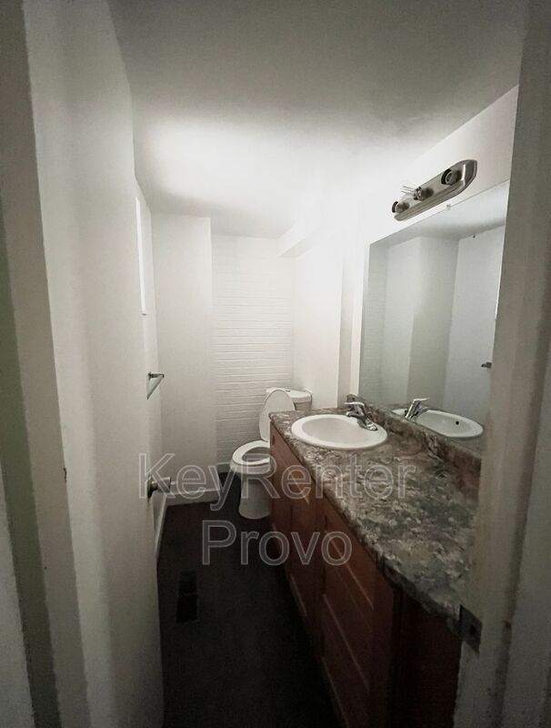 Foto del edificio - 2091 N 220 E St