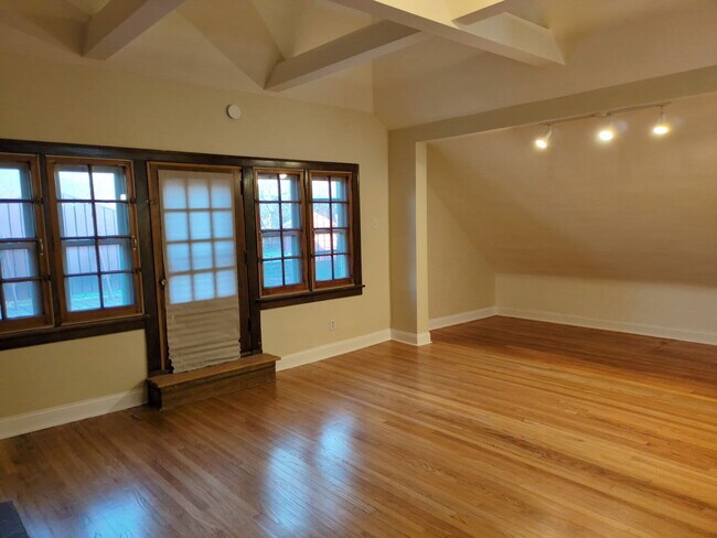 Foto del edificio - 420 N Pine Ave