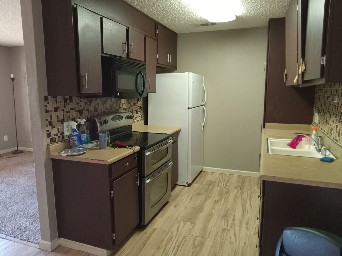 Primary Photo - 1221 N Peach Ave