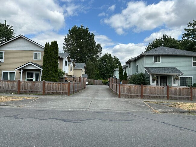 Foto del edificio - Beautiful downtown Sumner Townhouse Condo with garage. Aug 1.