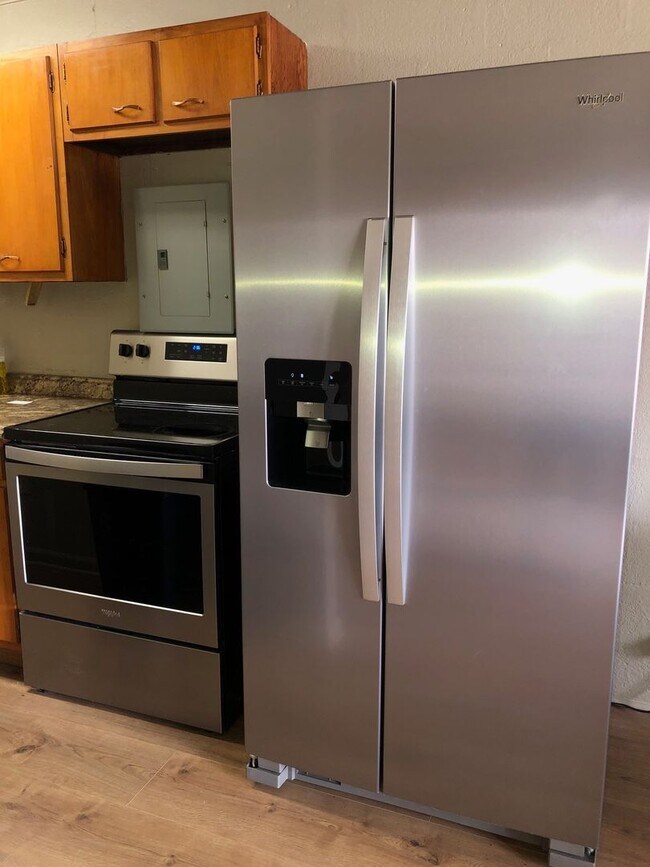 Building Photo - Large Studio Apartments DOWNTOWN! (One Blo...