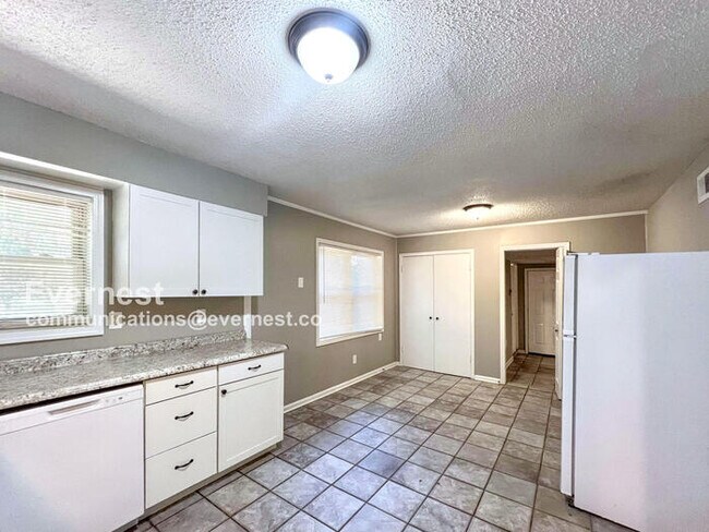 Building Photo - Lovely 4-Bedroom Home with Fenced Yard / P...