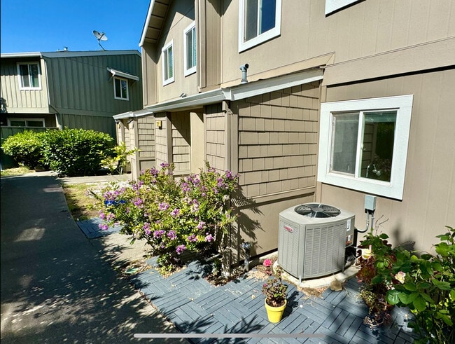 Building Photo - 1281 Valley Oak Ct