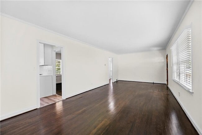 Building Photo - 990 Lindridge Dr NE